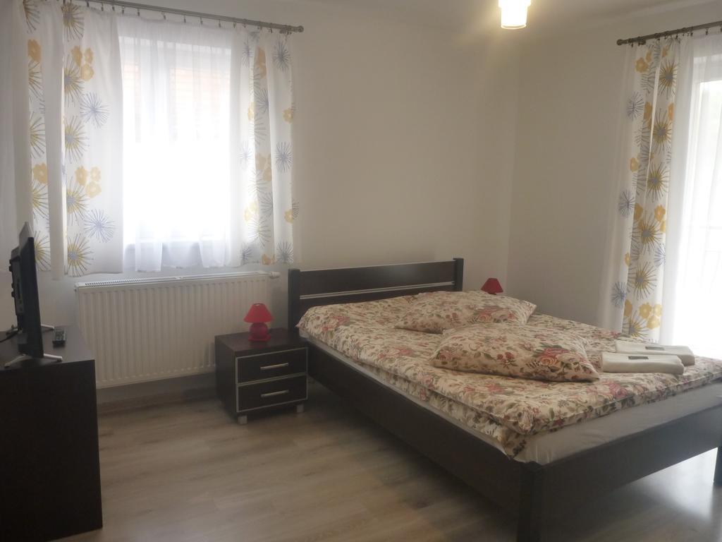 Osrodek Wypoczynkowy Nad Stawem - By The - Erholungsheim Am - Prazdninovy Dum U Jezera Bed & Breakfast Kudowa-Zdrój