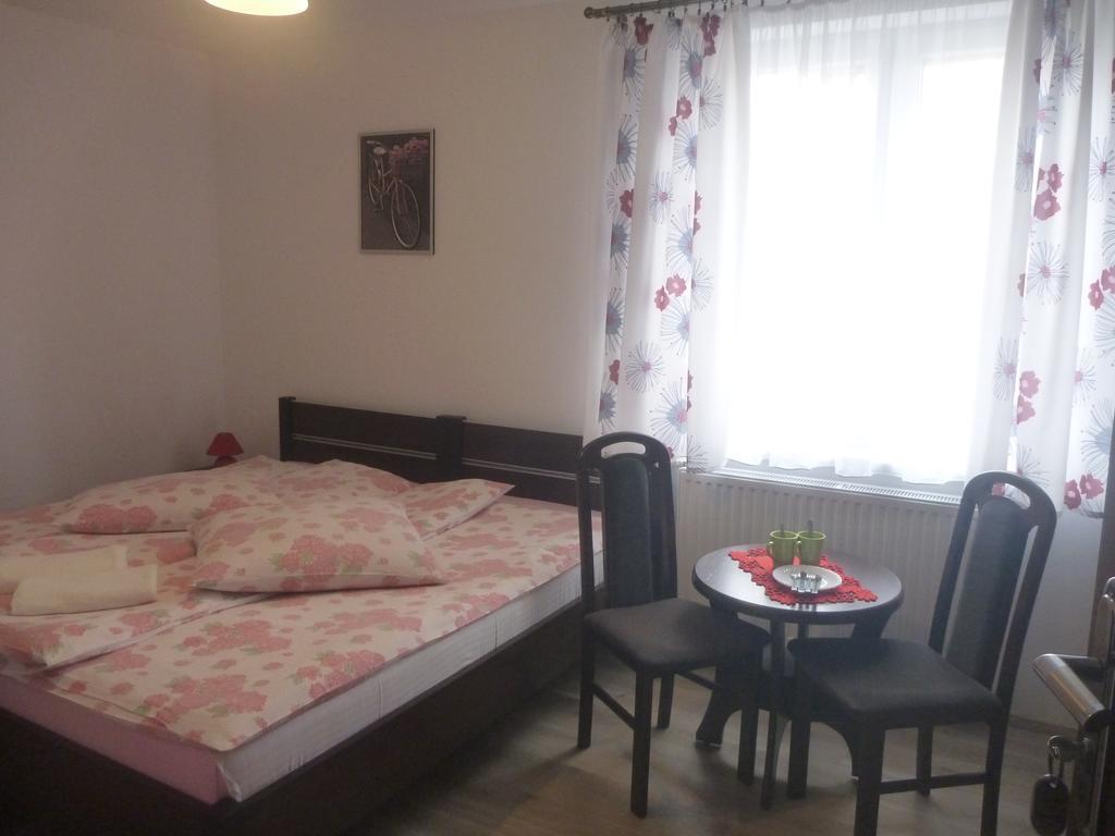 Osrodek Wypoczynkowy Nad Stawem - By The - Erholungsheim Am - Prazdninovy Dum U Jezera Bed & Breakfast Kudowa-Zdrój