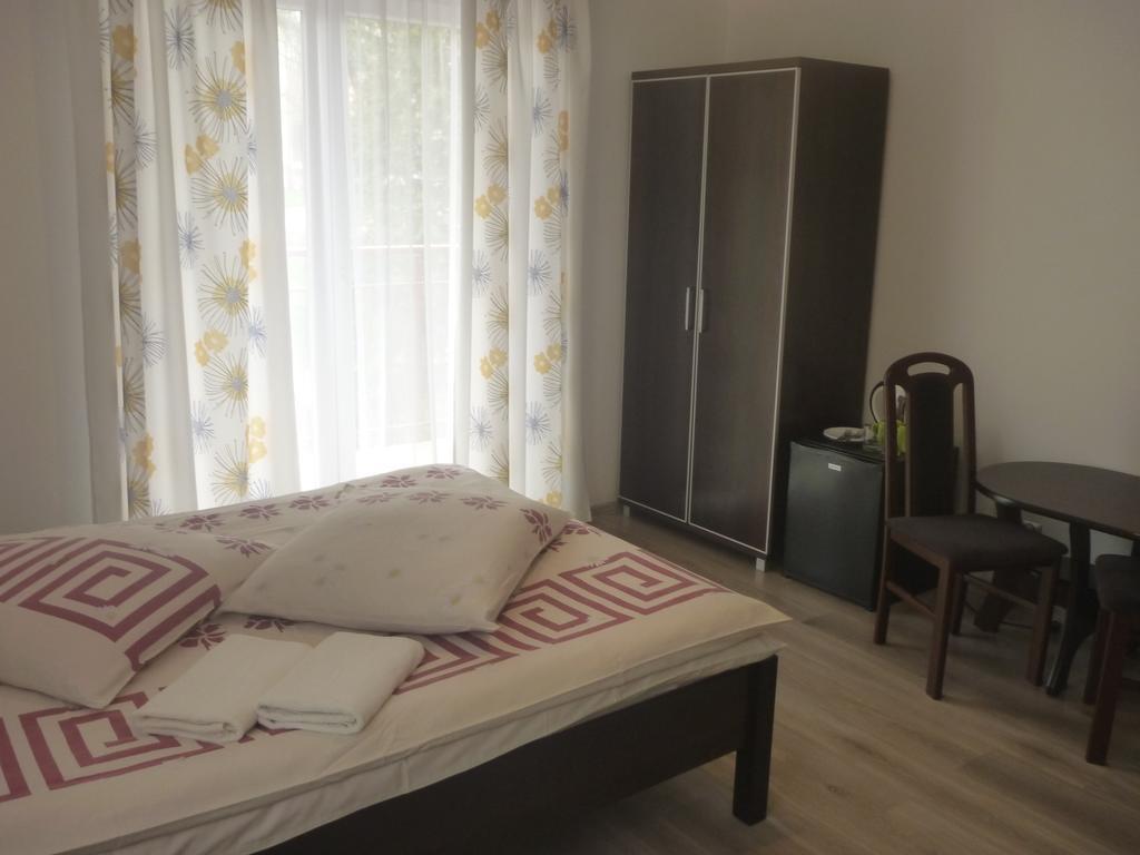 Osrodek Wypoczynkowy Nad Stawem - By The - Erholungsheim Am - Prazdninovy Dum U Jezera Bed & Breakfast Kudowa-Zdrój