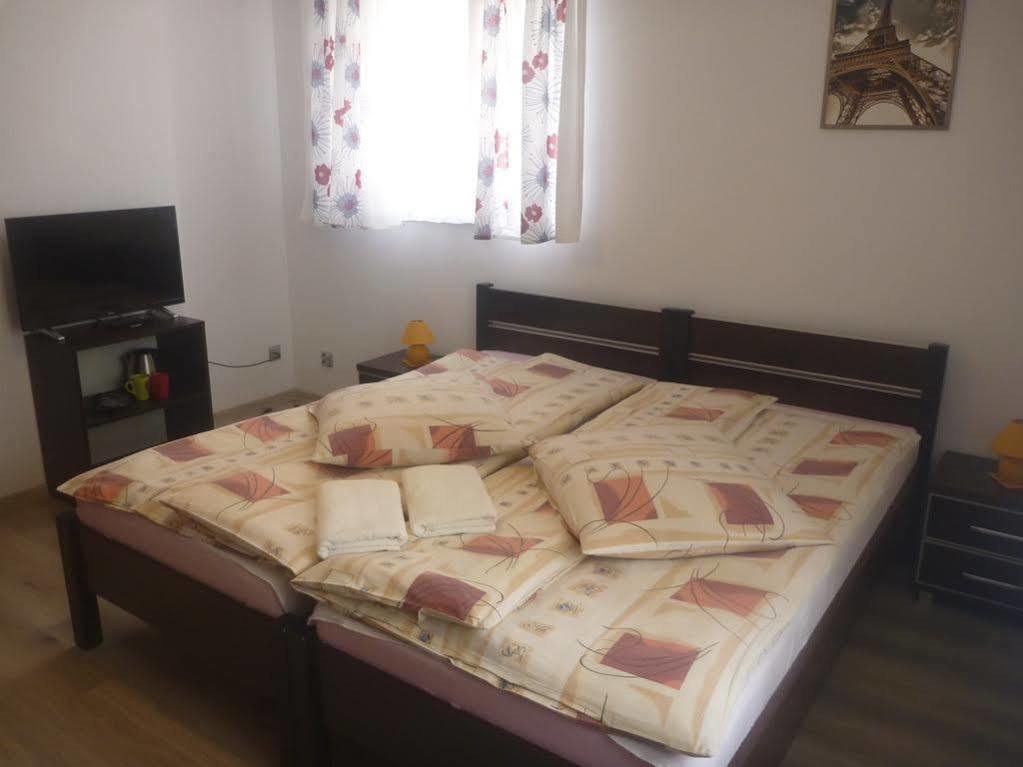 Bed & Breakfast Osrodek Wypoczynkowy Nad Stawem - By The - Erholungsheim Am - Prazdninovy Dum U Jezera Kudowa-Zdrój