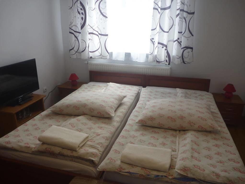 Osrodek Wypoczynkowy Nad Stawem - By The - Erholungsheim Am - Prazdninovy Dum U Jezera Bed & Breakfast