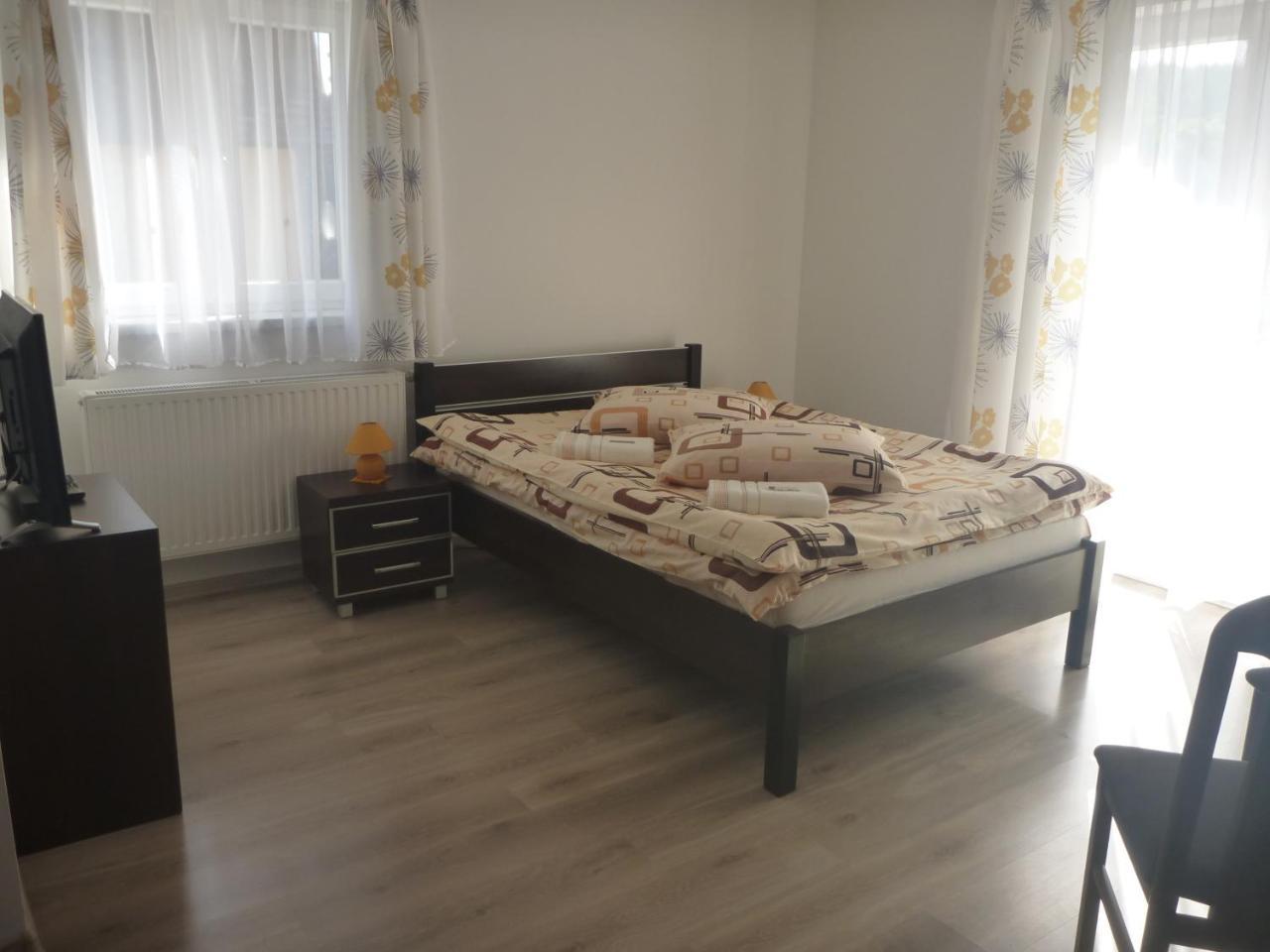 Bed & Breakfast Osrodek Wypoczynkowy Nad Stawem - By The - Erholungsheim Am - Prazdninovy Dum U Jezera Kudowa-Zdrój